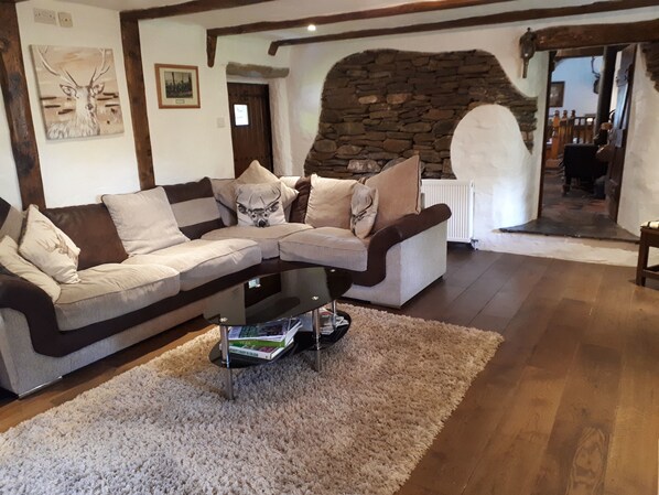 House | Living room | TV - Clarisses Cottage (Glendalough)