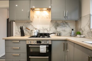 Family Apartment | Private kitchen | Full-size fridge, microwave, oven, stovetop - Nottingham Top Serviced Home (Nottingham)