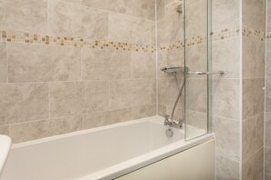 Family Apartment | Bathroom | Separate tub and shower, towels - Nottingham Top Serviced Home (Nottingham)