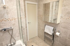 Family Apartment | Bathroom | Separate tub and shower, towels - Nottingham Top Serviced Home (Nottingham)