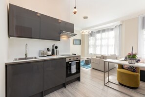 Luxury Studio, Ensuite | Shared kitchen - Luxurious Air Conditioned Apt High Street Kensington (London)