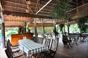 Se sirven desayunos, almuerzos y cenas; cocina local e internacional