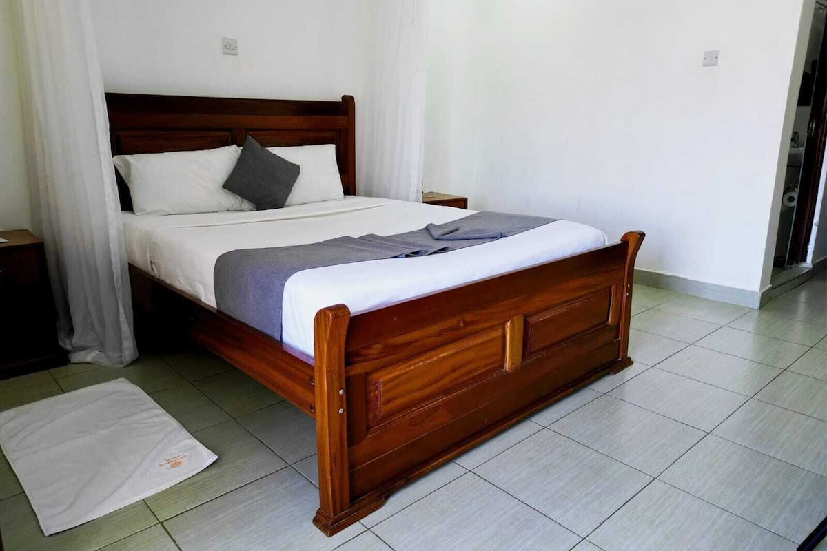 Deluxe-Zimmer | Hochwertige Bettwaren, Betten mit Memory-Foam-Matratzen, Schreibtisch