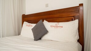Premium bedding, memory foam beds, desk, free WiFi - Whirl Spring Hotel (Kisumu)