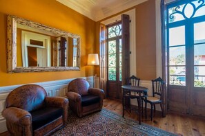 Suite superior | Sala d'estar | Televisor de pantalla plana de 55 polzades amb canals per cable 