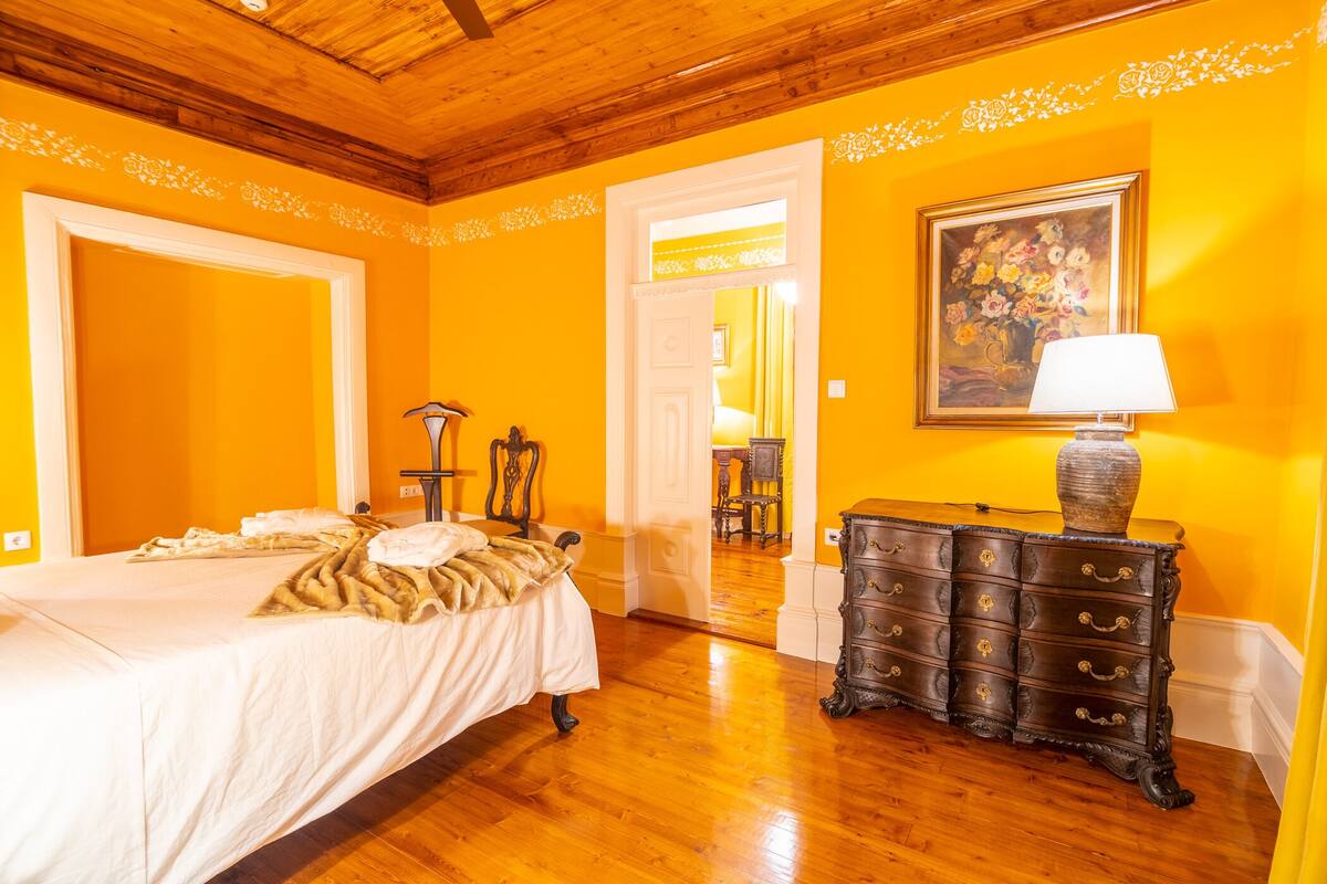 Executive Suite | Minibar, soundproofing, free WiFi, bed sheets