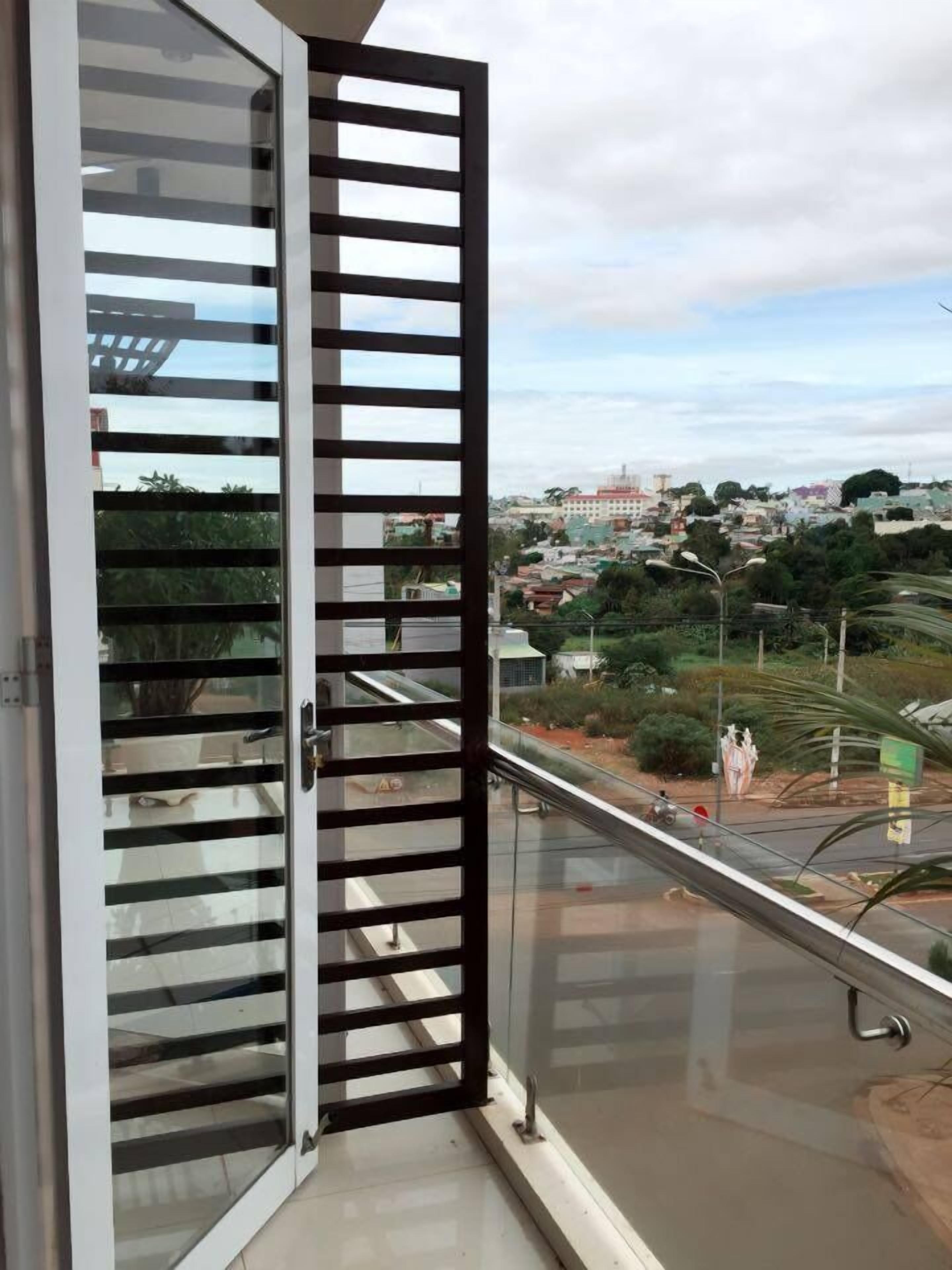 ห้องทวิน | ระเบียง