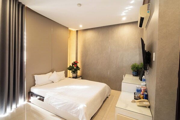 Minibar, escritorio, espacio para trabajar con laptop y wifi gratis