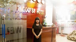 A reception desk with a sign that reads "GOC SE HOTEL". - Ngoc Se Hotel (Pleiku)