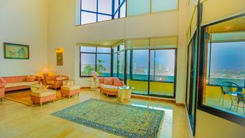 Télévision à écran plat, table de tennis de table