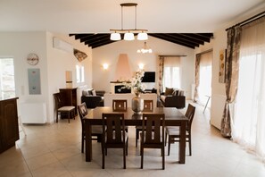 Villa, 3 Bedrooms | In-room dining