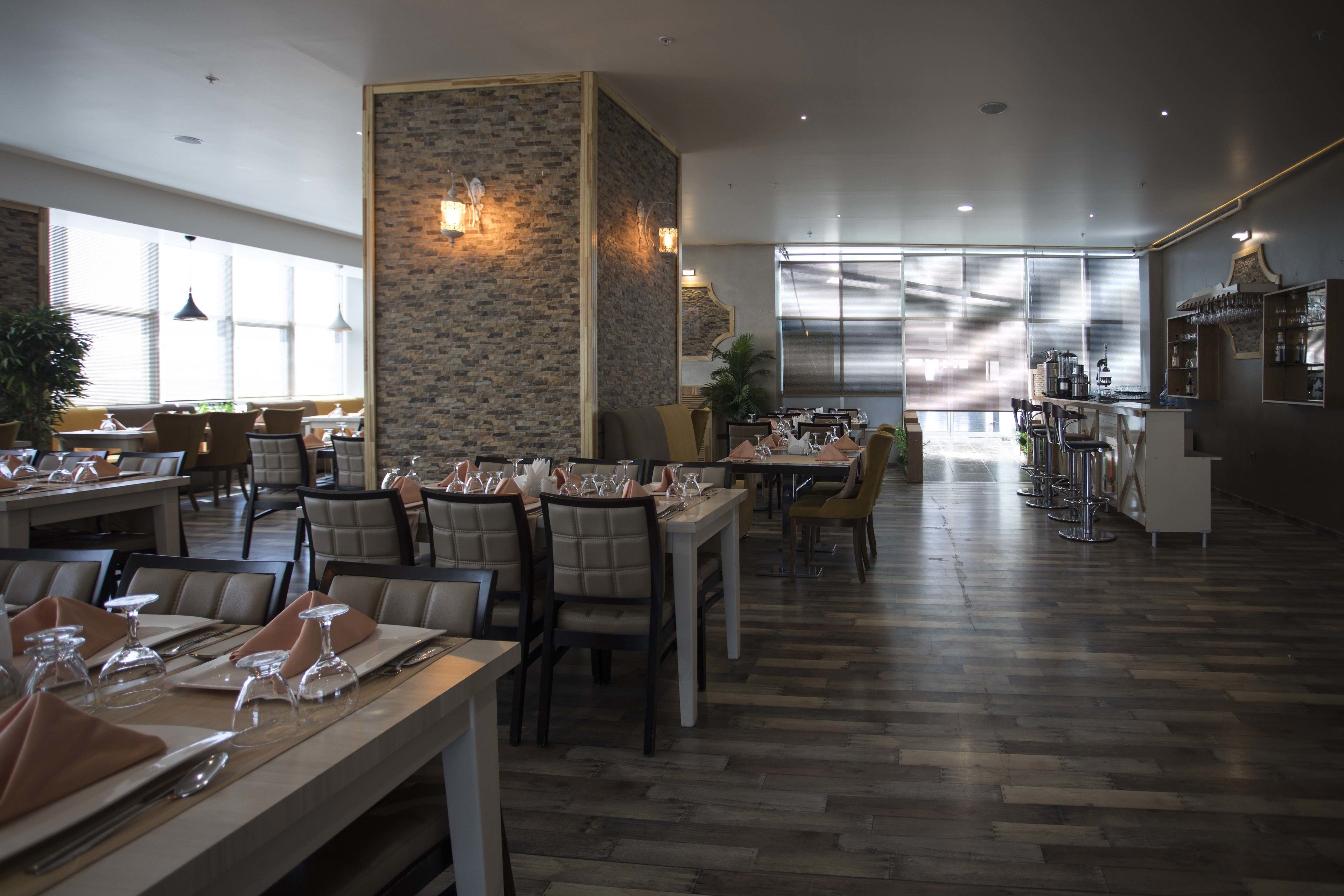 2 restaurants; breakfast, lunch, and dinner served