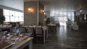 2 restaurants; breakfast, lunch, and dinner served