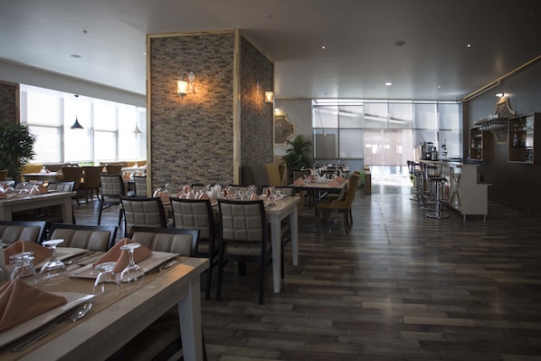 2 restaurantes; se sirven desayunos, almuerzos, cenas y cocina local