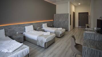 Standard Triple Room | Meja, ruang kerja komputer riba, seterika/papan seterika