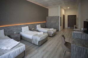 Habitación triple estándar | Escritorio y espacio para trabajar con un portátil