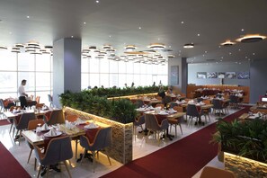 2 restaurants servant le petit déjeuner, le déjeuner et le dîner