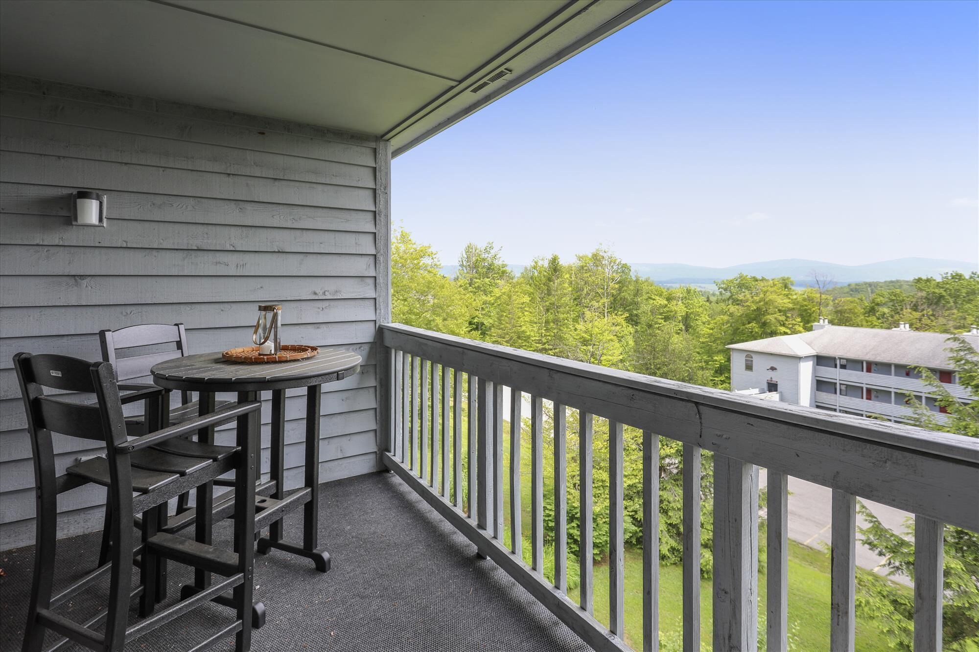Lovely 2 bedroom condominium offers a spectacular view for a great price.