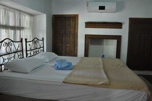 Deluxe Double Room | Desk, free WiFi, bed sheets