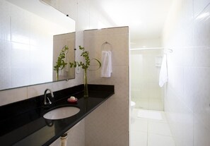 Shower, towels, soap - Pousada dos Gravatais (Marataizes)