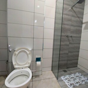 Tina, toallas, jabón, papel de baño 