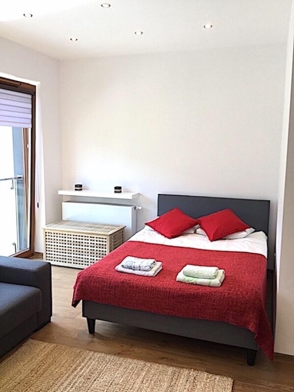 Iron/ironing board, WiFi, bed sheets, wheelchair access