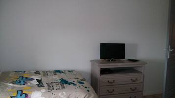 Double Room | Blackout curtains, soundproofing, free cots/infant beds, free WiFi