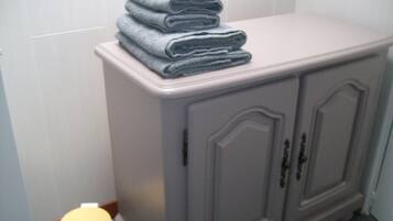 Double Room | Bilik Mandi | Pancuran mandi, kelengkapan dandanan diri percuma, pengering rambut