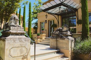 Fachada de la propiedad