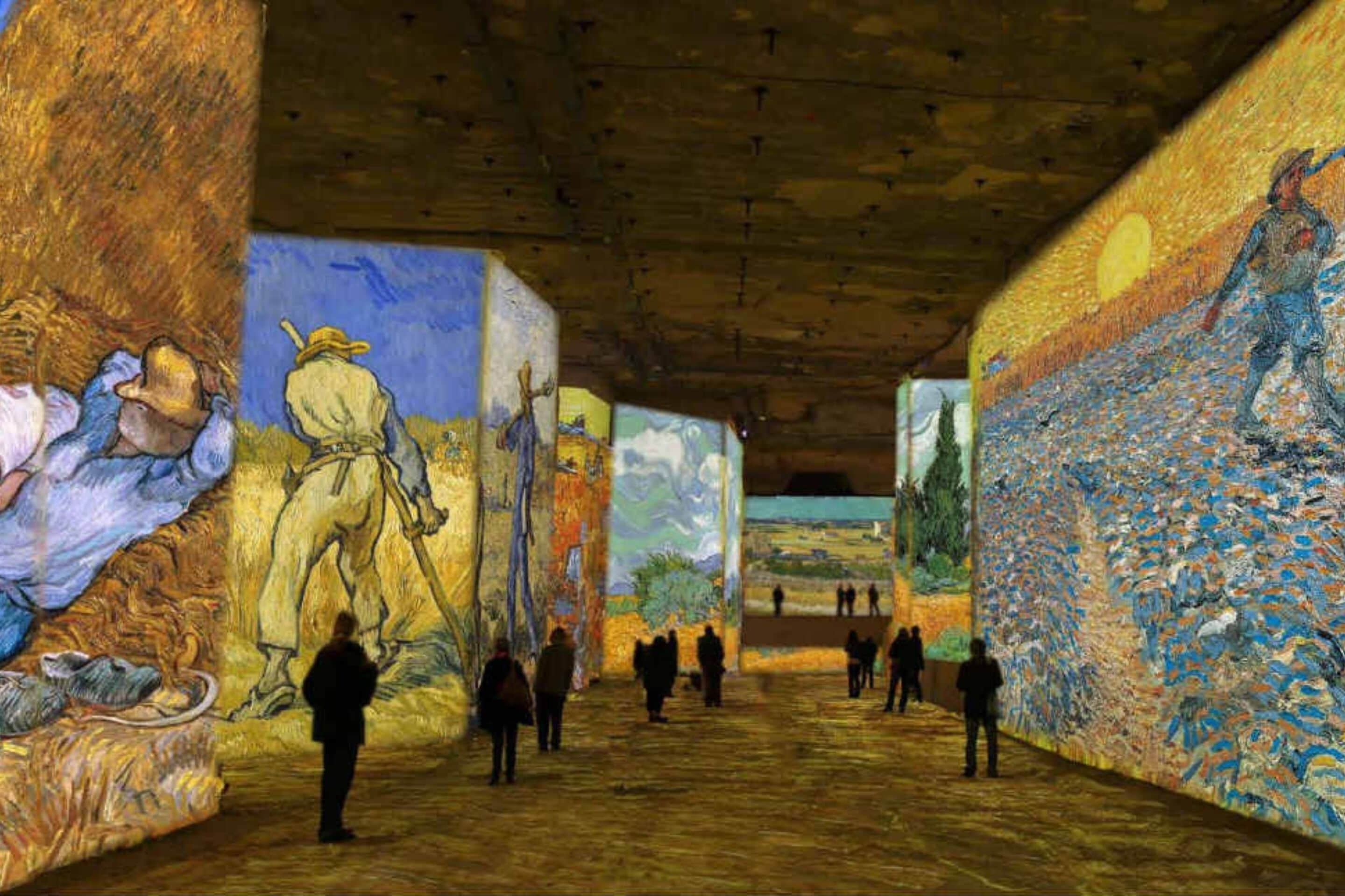 Une vaste pièce aux plafonds hauts et à la lumière tamisée, dont les murs sont recouverts de grandes peintures aux détails soignés.