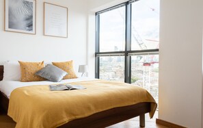 Apartamento, 4 quartos | Individualmente decorados, individualmente mobiliados, escrivaninha