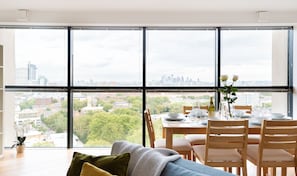 Apartamento, 4 quartos | Área de estar | TV de tela plana