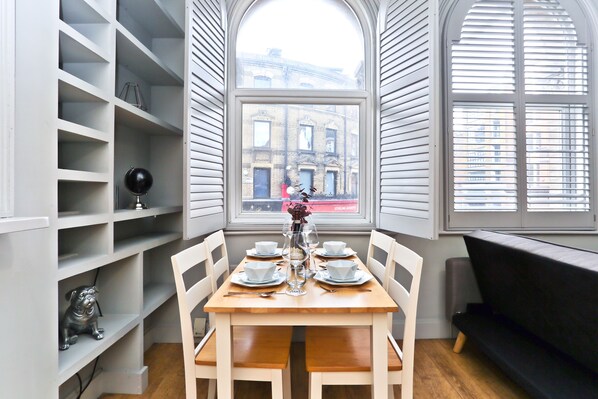 Deluxe Apartment | In-room dining - Platinum 3bed Apartment in Farringdon (London)