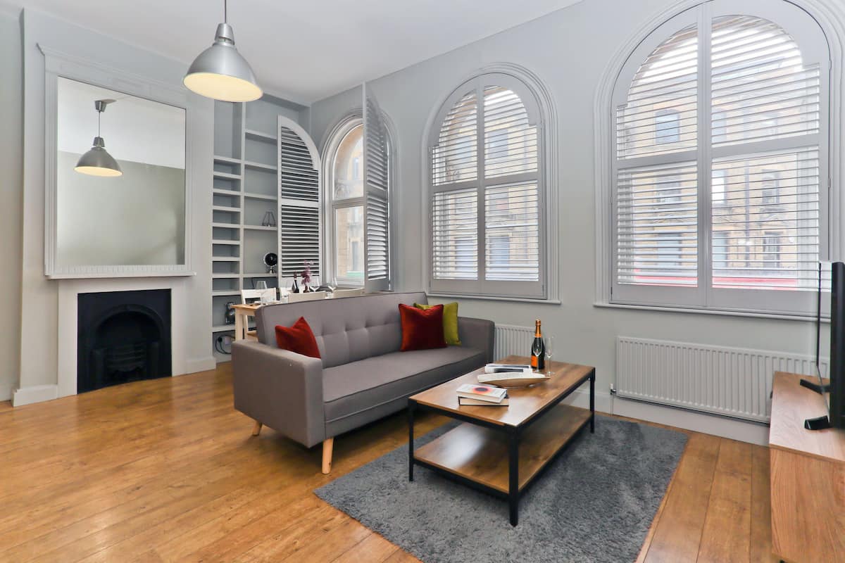 Deluxe Apartment | Living area | Flat-screen TV