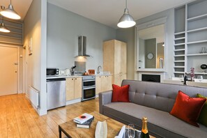 Deluxe Apartment | Living area | Flat-screen TV - Platinum 3bed Apartment in Farringdon (London)