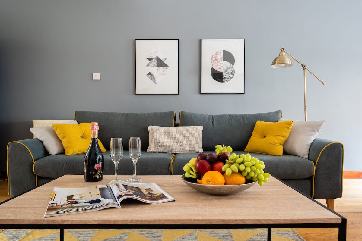 Apartment, 3 Bedrooms | Living room | Flat-screen TV