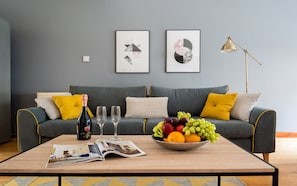 Apartamento, 3 quartos | Sala de estar | TV de tela plana