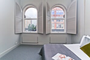 Deluxe Apartment | Street view - Platinum 3bed Apartment in Farringdon (London)