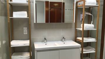 Apartment, Ensuite, Mountain View (Le Soleil Avec terrasse) | Bilik Mandi | Pancuran mandi, kelengkapan dandanan diri percuma, pengering rambut