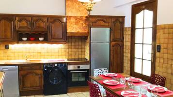 Apartemen, ensuite, pemandangan gunung (Le Soleil Avec terrasse) | Dapur pribadi | Lemari es besar, microwave, oven, dan kompor