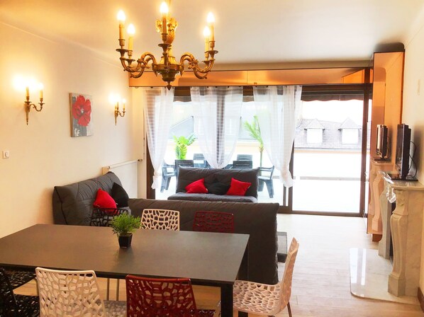 Apartment, Ensuite, Mountain View (Le Soleil Avec terrasse) | Living room | Flat-screen TV - Appart Soleil T6 140m2 proche Sanctuaire (Lourdes)