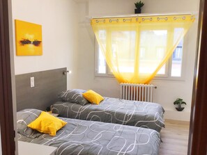 Apartment, Ensuite, Mountain View (Le Soleil Avec terrasse) | 4 bedrooms, soundproofing, free WiFi, bed sheets - Appart Soleil T6 140m2 proche Sanctuaire (Lourdes)