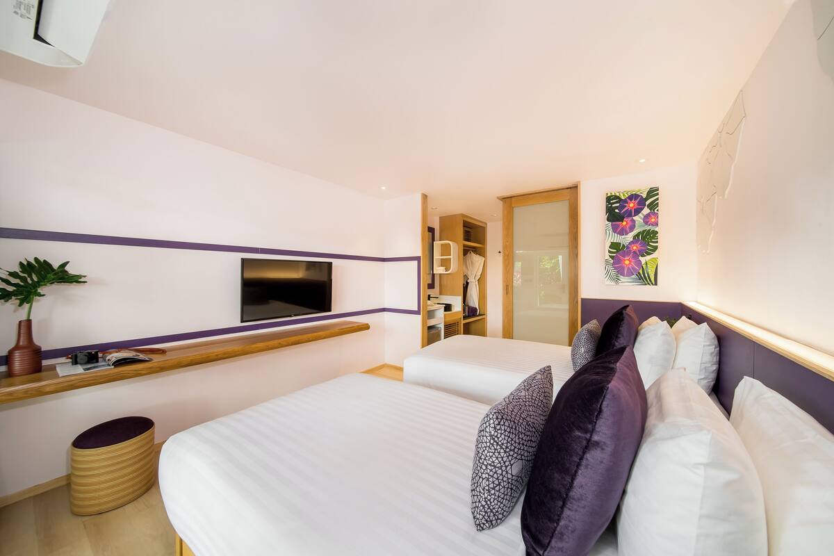 Deluxe Twin Room | Minibar, in-room safe, blackout drapes, iron/ironing board (on request)