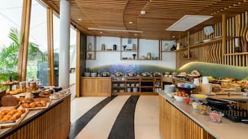 供应早餐、午餐和晚餐,本地与国际菜,海滩景观