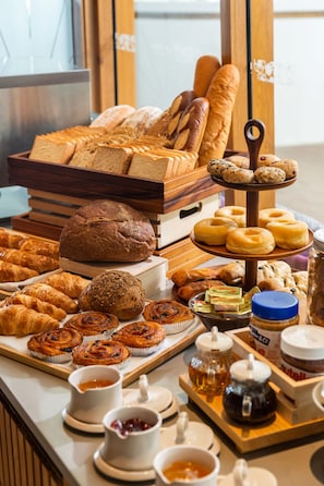 Petit déjeuner complet servi tous les jours en supplément