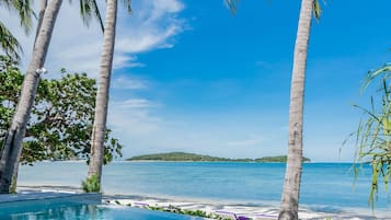 Beachfront Pool Villa | มินิบาร์, ตู้นิรภัยในห้องพัก, ห้องพักตกแต่งอย่างมีเอกลักษณ์