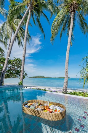 Beachfront Pool Villa | Minibar, brankas, tirai kedap cahaya, dan setrika/meja setrika