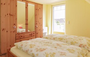 2 Schlafzimmer, Reisekinderbett