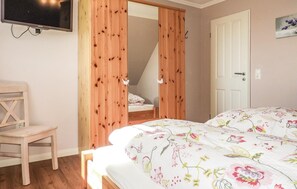 2 Schlafzimmer, Reisekinderbett