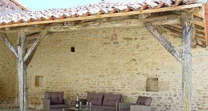 Gßte spacieux d'une chambre avec piscine partagéesitué dans un hameau de la Char